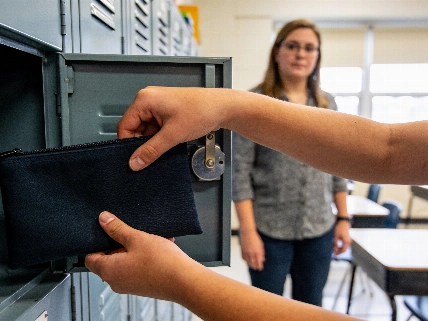 Michigan schools begin first year under statewide cellphone ban Farmington Voice