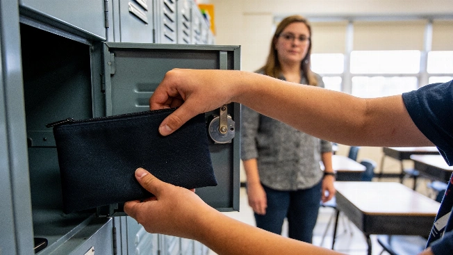 Michigan schools begin first year under statewide cellphone ban Farmington Voice